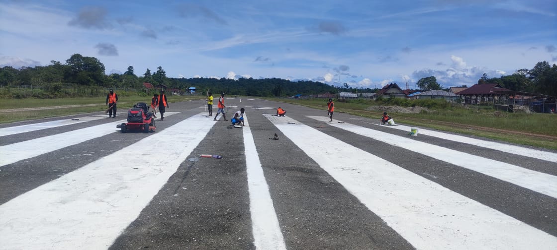 Foto Bandara pengecatan runway strip 